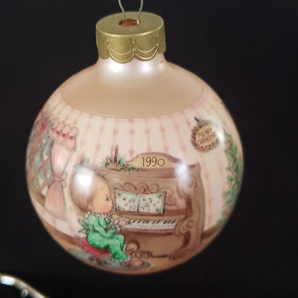 Vintage Hallmark Betsey Clark: Home for Christmas Glass Ball Ornament Dated 1990 - Picture 7 of 11